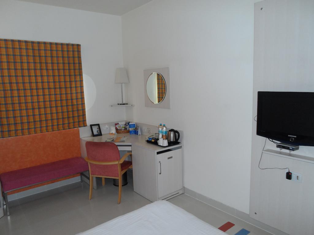 Aditya Hometel Hyderabad Exteriör bild