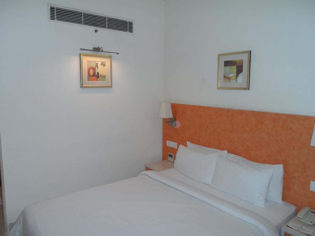 Aditya Hometel Hyderabad Exteriör bild