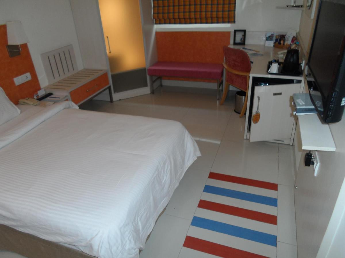 Aditya Hometel Hyderabad Exteriör bild